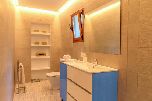 un bagno con lavandino e WC di Precioso chalet Son Calderitx ad Ariany