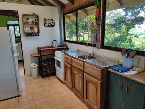 cocina con fregadero y fogones en Equipped cottage in Laguna Hule en Río Cuarto