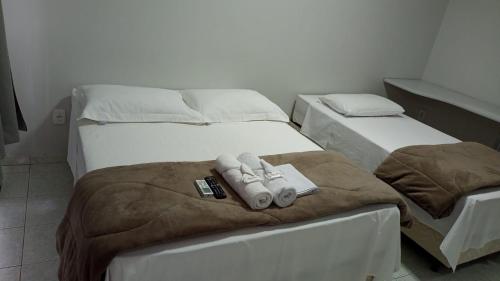two beds sitting next to each other in a room at Hotel Rota 282 in São Miguel dʼOeste