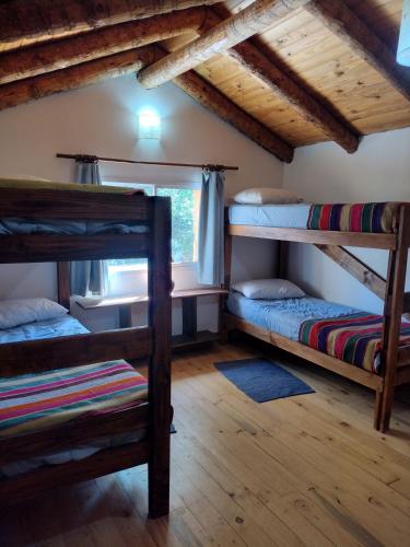 um quarto com beliches num camarote em Cabaña Los Abedules em Villa Pehuenia