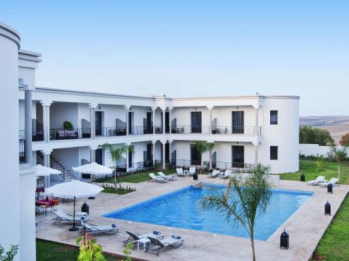 - une vue sur l'extérieur d'un hôtel avec une piscine dans l'établissement Villa Agapanthe, à Fès