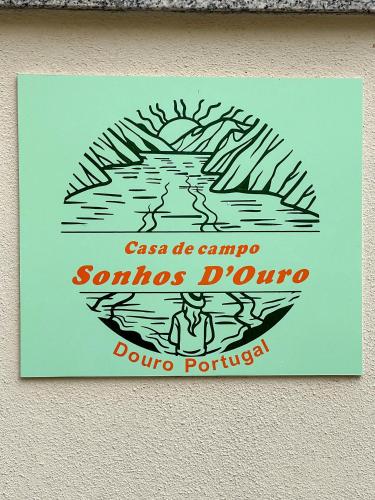 a sign on the side of a building at Casa de Campo Sonhos D'ouro in Ribeira