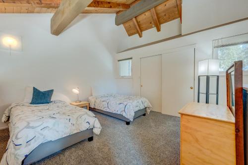 - une chambre avec 2 lits et une fenêtre dans l'établissement Carnelian Woods Sanctuary, à Carnelian Bay