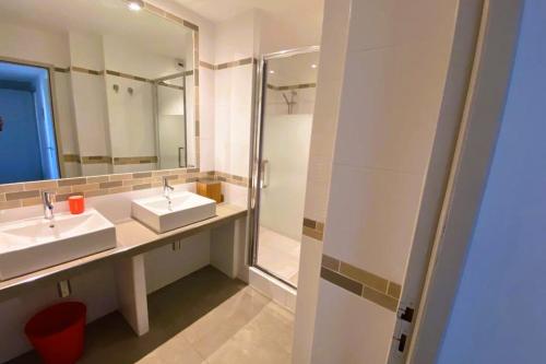 une salle de bain avec deux lavabos et une douche dans l'établissement Appartement Lena 6 pers piscine 500 m plage, à Sainte-Lucie de Porto-Vecchio