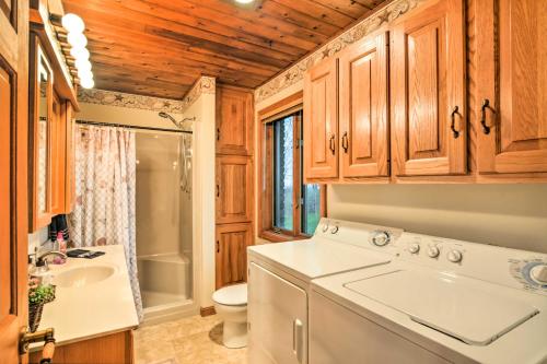 y baño con lavabo, aseo y bañera. en Lake Erie House with Private Yard and Fire Pit, en Brocton