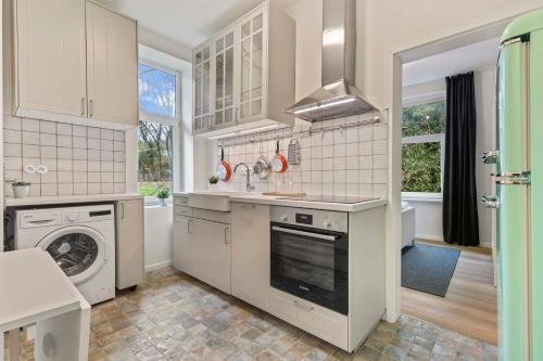 uma cozinha com um fogão, um lavatório e uma máquina de lavar louça em Byt v harmónii s prírodou em Modra
