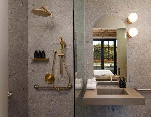 Bilik mandi di Drift Santa Barbara, a Member of Design Hotels