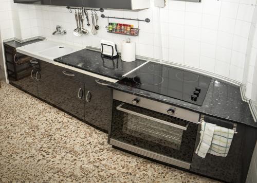 cocina con fogones y encimera en Tu Casa en Albacete, en Albacete