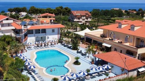 聖多米尼卡的住宿－達曼斯酒店，享有带游泳池的度假村的空中景致