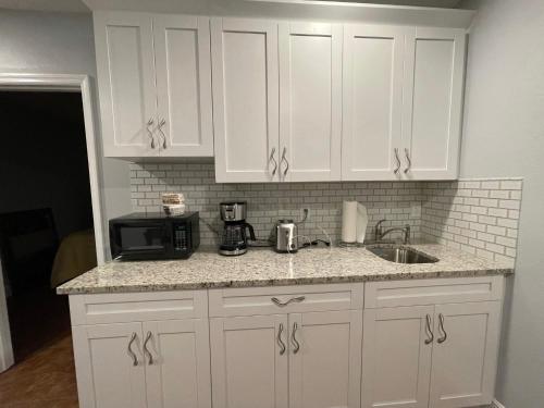 Φωτογραφία από το άλμπουμ του Twelve Oaks modern independent apartment στην Τάμπα
