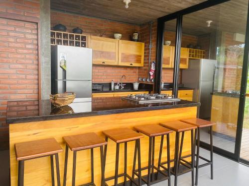 Una cocina o zona de cocina en Luxury Holiday Home In Ibiraquera-SC