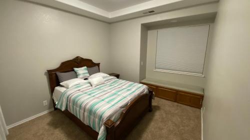 En eller flere senge i et værelse på Beautiful peaceful desirable home in Madera Rancho