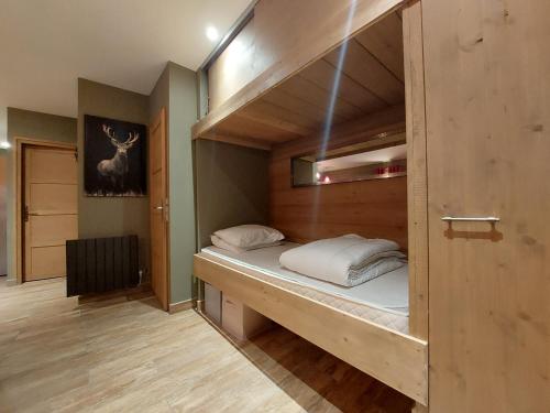 Clos Bois Joli emeletes ágyai egy szobában