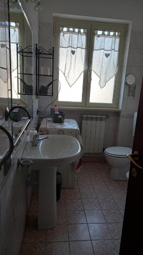 a bathroom with a sink and a toilet at A Santy's House 1piano-no lift-raggiungibile a piedi aeroporto-fermata bus fiera di roma a 3 minuti-NO ANIMALI bed FOR A FEE A PAGAMENTO in Fiumicino