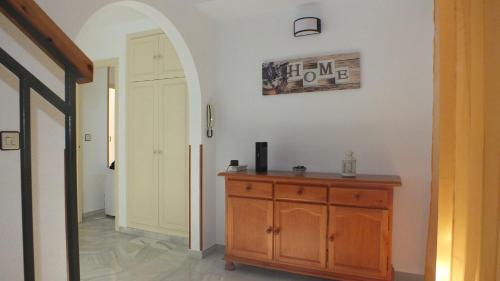 een hal met een houten dressoir in een kamer bij Dúplex La Perla de Andalucia in Calahonda
