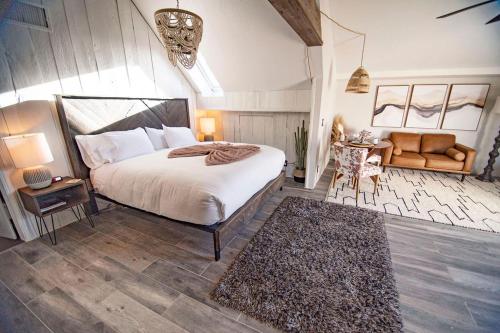 um quarto com uma cama, um sofá e um tapete em The Inn at Thunder Mountain em Sedona
