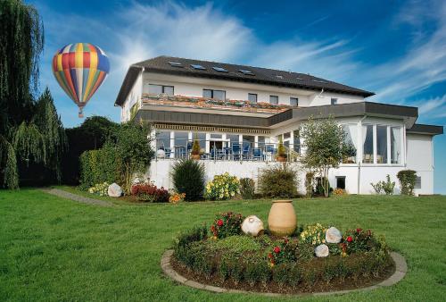 ein Heißluftballon fliegt über ein Haus in der Unterkunft Sonnenhof in Lügde