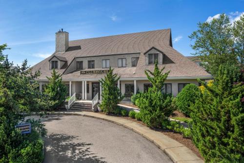 a house with a driveway in front of it at Wellington Resort in Newport