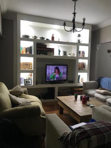 sala de estar con sofá y TV en Maria en Florida