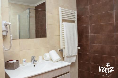 a bathroom with a sink and a mirror at Raiz Alentejana II in Reguengos de Monsaraz