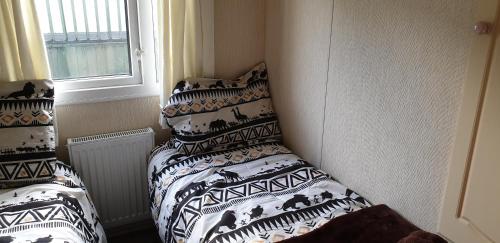 um quarto com uma cama com almofadas pretas e brancas em C28 Angels retreat em Par