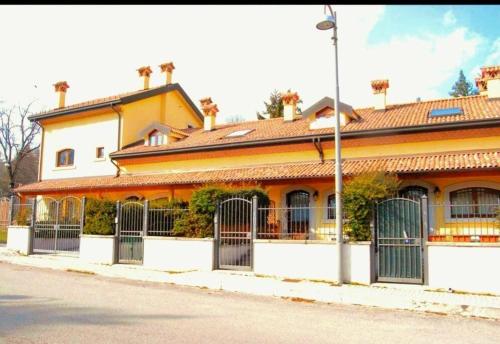 um edifício laranja com portões ao lado de uma rua em Casa Felicia em Pescasseroli