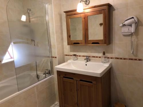 W łazience znajduje się umywalka i prysznic. w obiekcie Inspiration Montagne Chambre d'hôtes w mieście Névache