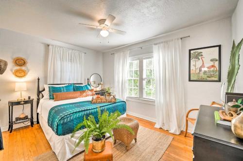 - une chambre avec un lit et un ventilateur de plafond dans l'établissement Downtown Winter Garden Cottage about 12 Mi to Disney!, à Orlando