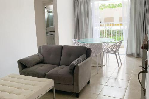 uma sala de estar com um sofá e uma mesa em Apartamento vacacional - disfruta playa y toboganes a 32km de la ciudad em ArraijÃ¡n