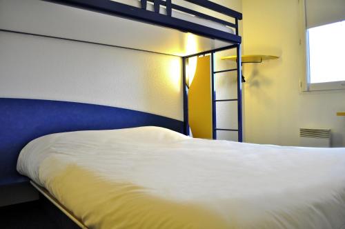 a bed in a room with a bunk bed at ibis budget Aachen Raeren Grenze in Raeren