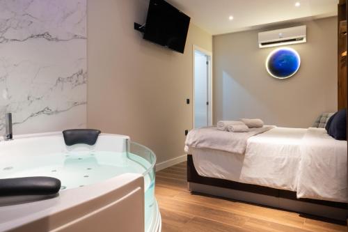 Postel nebo postele na pokoji v ubytování DAOS Suites & Terrace Marbella