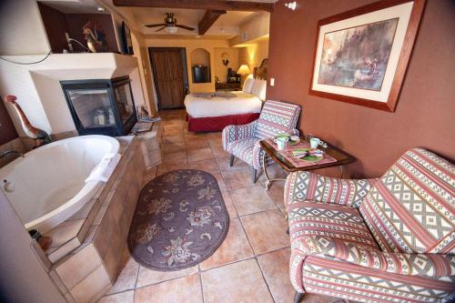 um quarto de hotel com uma casa de banho com banheira e uma cama em The Inn at Thunder Mountain em Sedona
