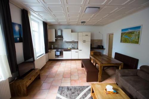 uma sala de estar com um sofá e uma mesa em Apartment Yellow em Sigmarszell