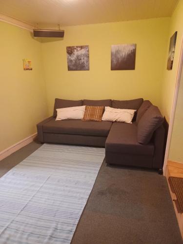 - un salon avec un canapé d'angle dans l'établissement Thistle Gîte, à Mialet