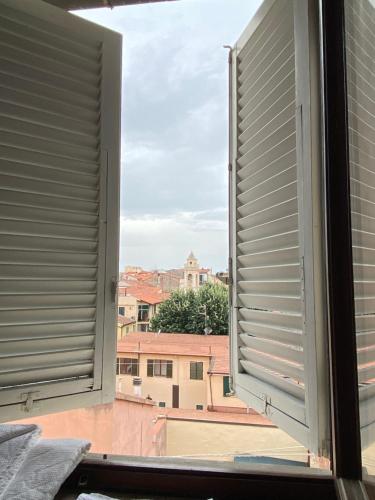 an open window with a view of a city at Il B&B dei viaggiatori in Pisa