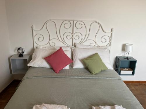 a large bed with four pillows on it at Il B&B dei viaggiatori in Pisa