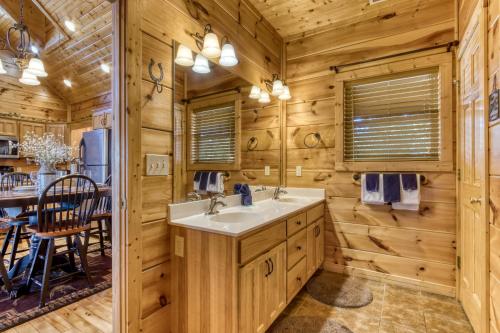een badkamer met een wastafel en een eetkamer bij Whiskey's mountain lodge, Mtn Views, Hot Tub, 560 FREE tickets each paid day in Sevierville