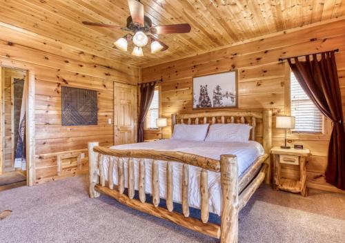 um quarto com uma cama e uma ventoinha de tecto em Whiskey's mountain lodge em Sevierville