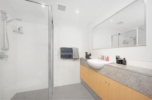 Kúpeľňa v ubytovaní The Alexander Apartments - Harbour Views, Parking, Pool, 24hr Concierge