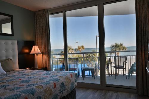Postel nebo postele na pokoji v ubytování Gorgeous Ocean Front Condo 2bd 2 full baths, 2 balconies