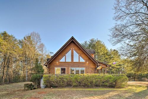 Κήπος έξω από το Quaint Cabin with Deck and Loft 10 Mi to Lake Lure!