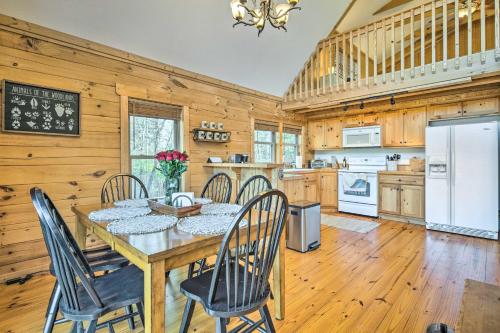 Η κουζίνα ή μικρή κουζίνα στο Quaint Cabin with Deck and Loft 10 Mi to Lake Lure!