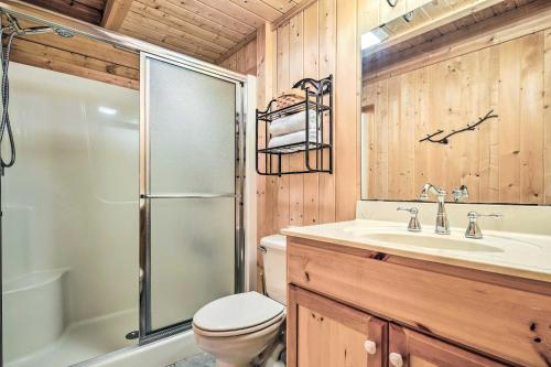 y baño con aseo, ducha y lavamanos. en Cozy Cabin with Loft about 10 Mi to Lake Lure!, en Lake Lure