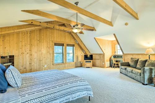 1 dormitorio con 1 cama grande y 1 sofá en Cozy Cabin with Loft about 10 Mi to Lake Lure!, en Lake Lure