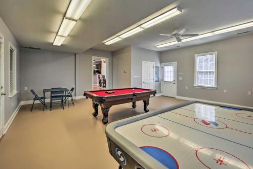 Foto dalla galleria di Stokesdale Vacation Rental with Game Room! 