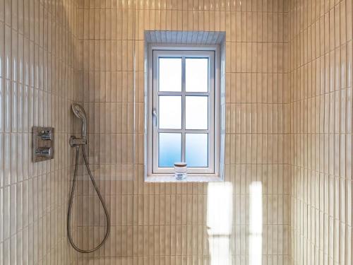 ブラーバンドにあるThree-Bedroom Holiday home in Blåvand 73のバスルーム(シャワー、窓付)が備わります。