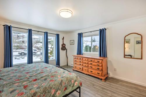 um quarto com uma cama, uma cómoda e janelas em Anacortes Home with Views of Puget Sound em Anacortes