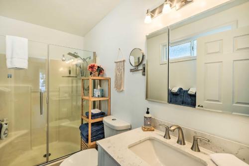 uma casa de banho com um lavatório, um chuveiro e um WC. em Anacortes Home with Views of Puget Sound em Anacortes