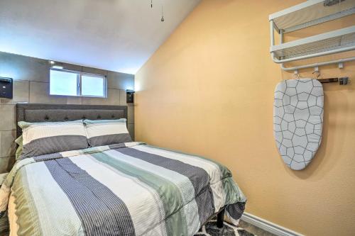 um quarto com uma cama num quarto em Bright Texas Cottage Near San Antonio Zoo! em San Antonio