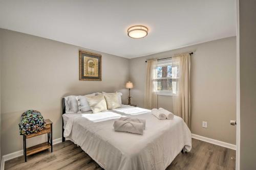 Un dormitorio con una gran cama blanca y una ventana en Modern Commerce House Rental with Fire Pit!, en Commerce